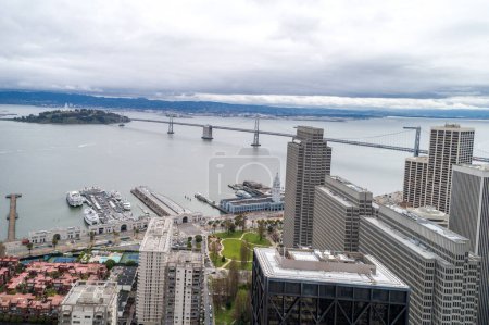 Foto de San Francisco - Oakland Bay Bridge with Cloudy Sky in Background. San Francisco, California - Imagen libre de derechos