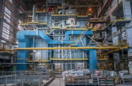 Industrielle Maschinen. Innere Struktur eines großen thermischen Kraftwerks. Das Innere eines industriellen Heizraums mit vielen Rohren, Ventilen und Sensoren. Dampfturbine und Stromerzeuger