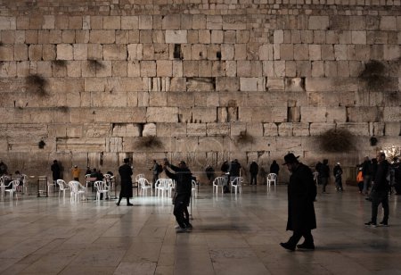 Téléchargez les photos : Jérusalem, Israël - 04 décembre 2018 : Le mur occidental, mur des lamentations, ou Kotel, connu dans l'islam sous le nom de mur Buraq, est un ancien mur de calcaire dans la vieille ville de Jérusalem - en image libre de droit