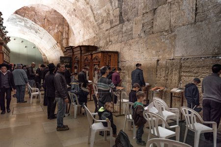 Téléchargez les photos : Jérusalem, Israël - 04 décembre 2018 : Le mur occidental, mur des lamentations, ou Kotel, connu dans l'islam sous le nom de mur Buraq, est un ancien mur de calcaire dans la vieille ville de Jérusalem - en image libre de droit