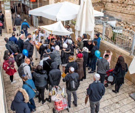 Téléchargez les photos : Jérusalem, Israël - 07 décembre 2018 : Célébration du baptême à Jérusalem, près du mur occidental, du mur des lamentations ou de Kotel - en image libre de droit