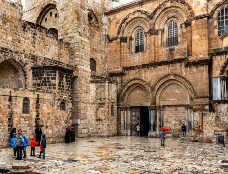 Téléchargez les photos : Jérusalem, Israël - 07 décembre 2018 : Église du Saint-Sépulcre, extérieur. Eglise de la Résurrection est une église dans le quartier chrétien de la vieille ville de Jérusalem. - en image libre de droit