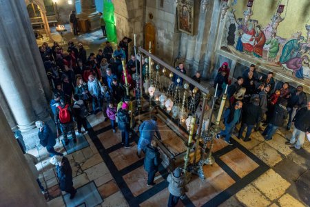 Téléchargez les photos : Jerusalem, Israel - December 07, 2018: Church of the Holy Sepulchre, Interior. Church of the Resurrection is a church in the Christian Quarter of the Old City of Jerusalem. - en image libre de droit