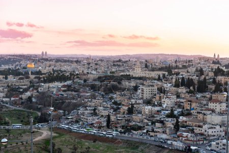 Téléchargez les photos : Jerusalem Cityscape in Israel. Sunset time and Jerusalem old town in Background - en image libre de droit
