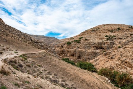 Foto de Río Prat en Israel. Wadi Qelt valle en Cisjordania, que se origina cerca de Jerusalén y que corre en el río Jordán cerca de Jericó y el Mar Muerto. Nahal Prat, en el desierto de Judea. - Imagen libre de derechos