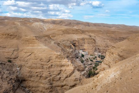 Téléchargez les photos : Wadi Qelt dans le désert de Judaean autour du monastère orthodoxe de St. George, ou monastère de St. George de Choziba, Israël. Le complexe suspendu à la falaise du VIe siècle. - en image libre de droit