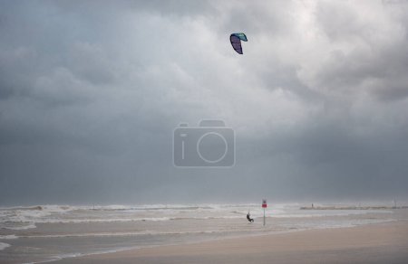 Foto de Stormy Mediterranean Sea and Cloudy Sky in Tel Aviv, Israel. Man with Power Kite - Imagen libre de derechos
