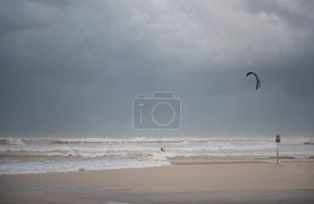 Téléchargez les photos : Stormy Mediterranean Sea and Cloudy Sky in Tel Aviv, Israel. Man with Power Kite - en image libre de droit