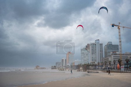 Foto de Mar Mediterráneo tormentoso y cielo nublado en Tel Aviv, Israel. Hombre con poder Kite - Imagen libre de derechos