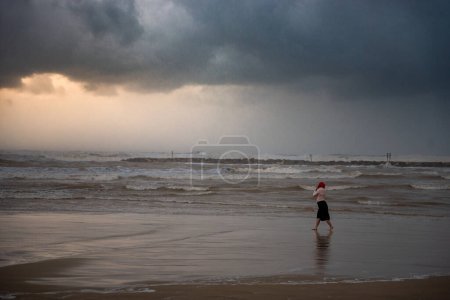 Foto de Mar Mediterráneo tormentoso y cielo nublado en Tel Aviv, Israel. Mujer en segundo plano - Imagen libre de derechos