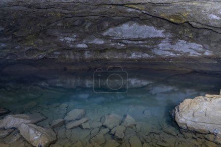 Téléchargez les photos : Tounjcica cave in Croatia. Sightseeing Object in Tounj. It is a village and a municipality in Karlovac County, Croatia. Clear Water and Reflection on it. - en image libre de droit