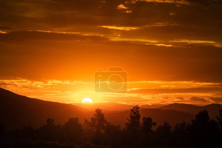 Téléchargez les photos : Beau coucher de soleil en Croatie. Lumière du soleil et montagnes en arrière-plan. Beau ciel - en image libre de droit