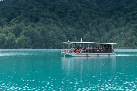 Foto de Barco fluvial en el Parque Nacional de los Lagos de Plitvice, Croacia. Traslado de turistas - Imagen libre de derechos