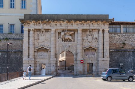 Téléchargez les photos : La porte de la terre à Zadar City, Croatie - en image libre de droit
