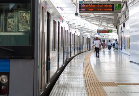 Foto de TOKYO, JAPÓN - 30 DE OCTUBRE DE 2019: Estación de tren de Seibu Shinjuku en Shinjuku, Tokio, Japón, operada por el operador ferroviario privado Seibu Railway. La gente está saliendo de la estación - Imagen libre de derechos