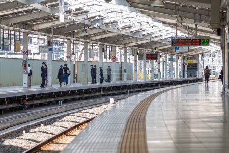 Foto de TOKYO, JAPAN - OCTOBER 30, 2019: Seibu Shinjuku Railway station in Shinjuku, Tokyo, Japan, operated by the private railway operator Seibu Railway. - Imagen libre de derechos
