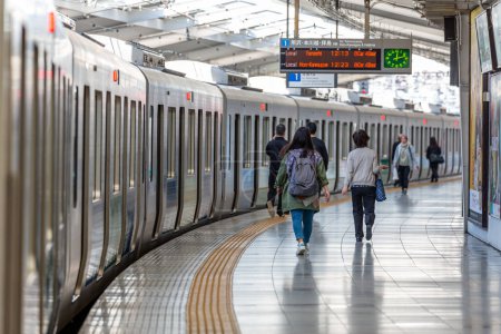 Foto de TOKYO, JAPÓN - 30 DE OCTUBRE DE 2019: Estación Seibu Shinjuku Railway en Shinjuku, Tokio, Japón, operada por el operador ferroviario privado Seibu Railway. - Imagen libre de derechos