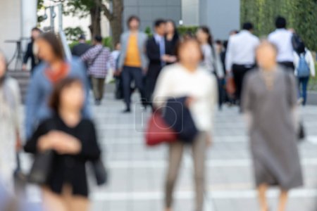Téléchargez les photos : Blurry Business People in Tokyo, Japan. Shinjuku Area. Bright Sunny Day - en image libre de droit
