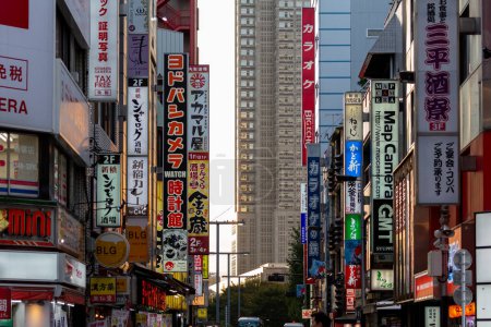 Téléchargez les photos : TOKYO, JAPON - 30 OCTOBRE 2019 : Shinjuku Business Area in Japan, Tokyo. Quartier des affaires. - en image libre de droit