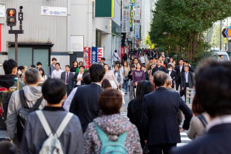 Téléchargez les photos : TOKYO, JAPAN - OCTOBER 30, 2019: Crowded Street in Tokyo, Japan. Shinjuku Business Area - en image libre de droit