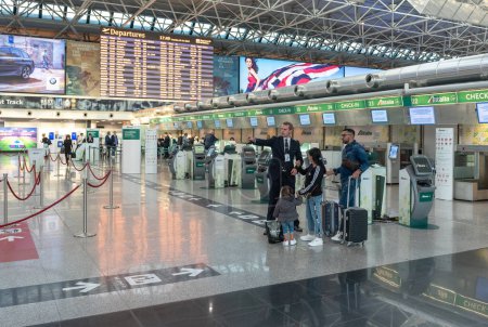 Foto de ROME, ITALY - OCTOBER 22, 2019: Rome international Leonardo da Vinci Fiumicino Airport interior with people. Departure area. Alitalia check-in desks. - Imagen libre de derechos