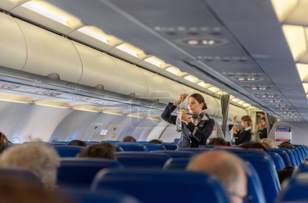 Foto de ROMA, ITALIA - 23 DE OCTUBRE DE 2019: Demostración de seguridad de la tripulación de cabina de Aeroflot Russian Airlines en el avión antes de la salida. - Imagen libre de derechos