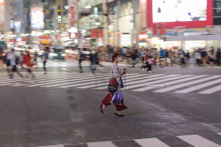 Téléchargez les photos : TOKYO, JAPON - 30 OCTOBRE 2019 : Shibuya Crossing à Tokyo, Japon. L'intersection la plus célèbre au monde. Beacause floue du panoramique. - en image libre de droit