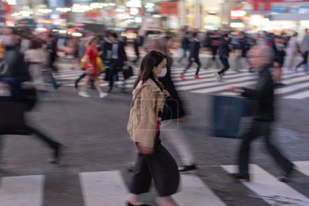 Téléchargez les photos : TOKYO, JAPON - 30 OCTOBRE 2019 : Shibuya Crossing à Tokyo, Japon. L'intersection la plus célèbre au monde. Beacause floue du panoramique. - en image libre de droit