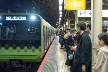 Téléchargez les photos : TOKYO, JAPON - 30 OCTOBRE 2019 : Gare bondée au Japon, Tokyo. Les gens attendent le train. - en image libre de droit
