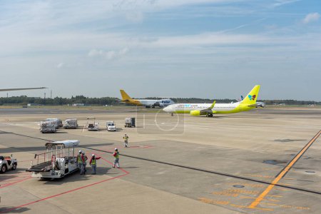 Foto de NARITA, JAPÓN - 31 DE OCTUBRE DE 2019: Aeropuerto Internacional de Narita con pista y aviones en segundo plano. - Imagen libre de derechos