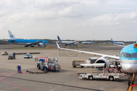 Téléchargez les photos : NARITA, JAPON - 31 OCTOBRE 2019 : Aéroport international de Narita avec piste et avions en arrière-plan. - en image libre de droit