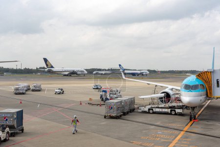 Téléchargez les photos : NARITA, JAPAN - OCTOBER 31, 2019: Narita International Airport with Runway and Airplanes in Background. - en image libre de droit