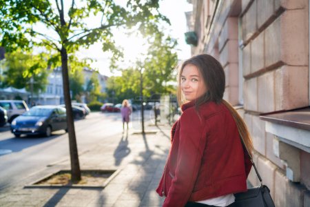 Téléchargez les photos : Belle fille lituanienne marche dans le centre-ville de Vilnius, capitale de la Lituanie. Lumière du soleil, visage heureux. - en image libre de droit
