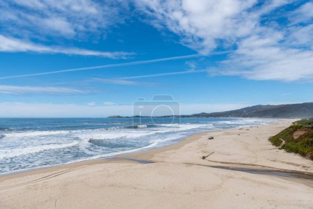 Téléchargez les photos : Half Moon Bay State Beach in California. USA. Empty Beach, Pacific Ocean Waves and Blue Sky in Background - en image libre de droit