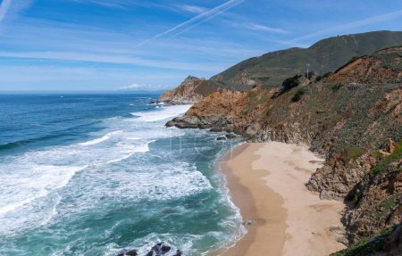 Téléchargez les photos : Gray Whale Cove State Beach in California. West Coast. Ocean Waves and rocks in Background. - en image libre de droit