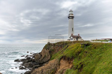 Foto de Pigeon Point Light Station or Pigeon Point Lighthouse is a lighthouse built in 1871 to guide ships on the Pacific coast of California. It is the tallest lighthouse on the West Coast of the US - Imagen libre de derechos