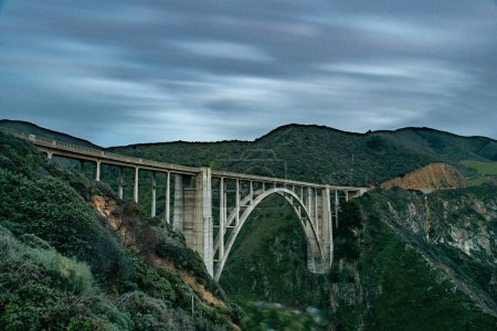 Téléchargez les photos : Le pont Bixby Creek, également connu sous le nom de pont Bixby Canyon, sur la côte de Big Sur en Californie, est l'un des ponts les plus photographiés de Californie. - en image libre de droit