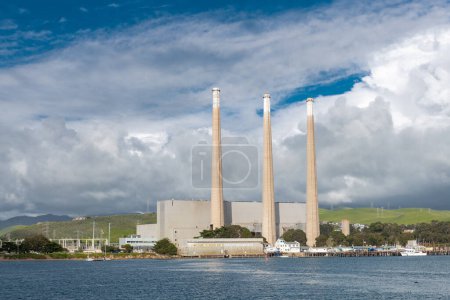Téléchargez les photos : Stacks in Morro Bay. Abandonment Power Plant in California - en image libre de droit