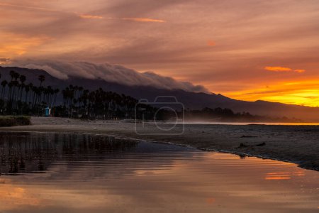 Téléchargez les photos : Santa Barbara shoreline, California. Sunrise Skyline and Beach. - en image libre de droit