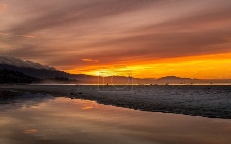 Wybrzeże Santa Barbara w Kalifornii. Sunrise Skyline i plaża.