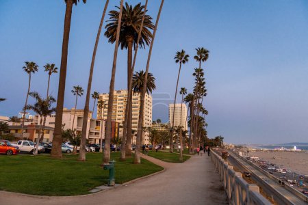 Foto de Santa Monica Cityscape and Sunset Light in Background. - Imagen libre de derechos