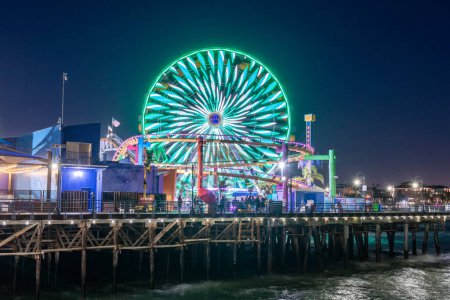 Téléchargez les photos : Santa Monica Pier Carrousel la nuit, Californie. États-Unis. - en image libre de droit