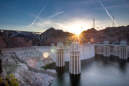 Foto de La presa Hoover es una presa de arco de hormigón en el Cañón Negro del Río Colorado, en la frontera entre los estados de Nevada y Arizona.. - Imagen libre de derechos