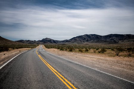 Foto de Empty Road In California Death Valley desert. USA - Imagen libre de derechos