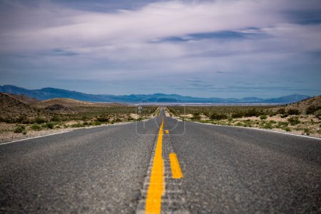 Téléchargez les photos : Route vide dans le désert de la vallée de la mort en Californie. États-Unis - en image libre de droit