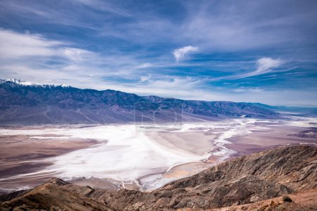 Téléchargez les photos : Dante's View in Death Valley. Mountain and salty Area in Background. Dante's View provides a panoramic view of the southern Death Valley basin. - en image libre de droit