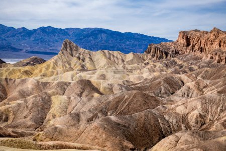 Téléchargez les photos : Zabriskie Point. It is a part of the Amargosa Range located east of Death Valley in Death Valley National Park in California, United States, noted for its erosional landscape. USA - en image libre de droit