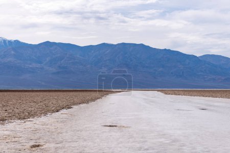 Téléchargez les photos : Badwater Basin in Death Valley, Californie. 282 pieds sous le niveau de la mer. - en image libre de droit