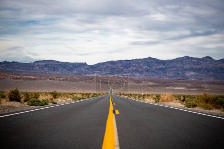 Téléchargez les photos : Empty Road in Death Valley, California. USA - en image libre de droit