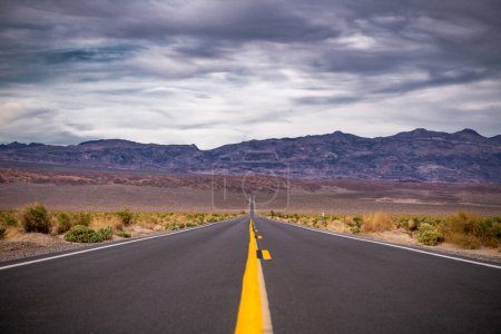 Téléchargez les photos : Route vide dans la vallée de la mort, Californie. États-Unis - en image libre de droit